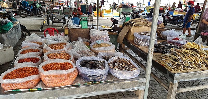 Khu vực bán cá khô