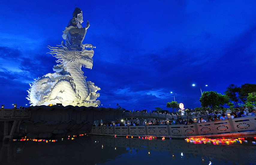 Tượng Quán Thế Âm tại chùa Gò Kén