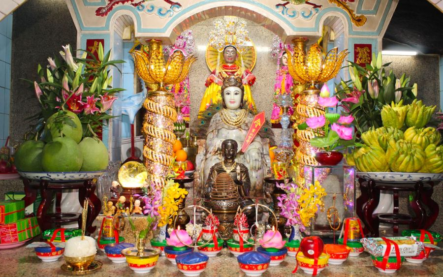 Không gian thờ bên trong Điện Bà