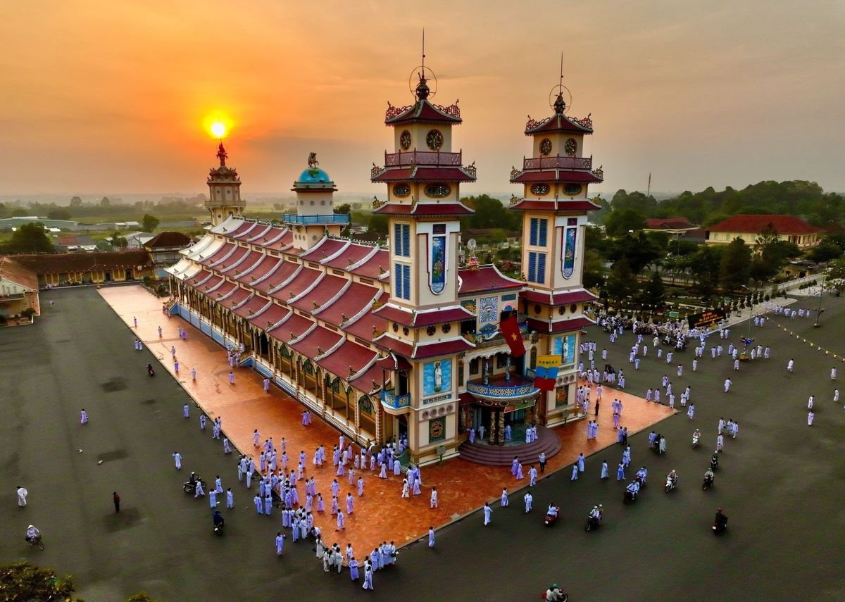 Khung cảnh đông khách tại Tòa Thánh Tây Ninh