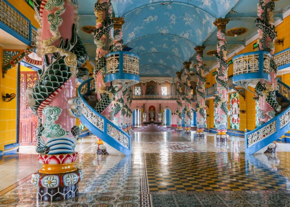 Bên trong Tòa Thánh Tây Ninh