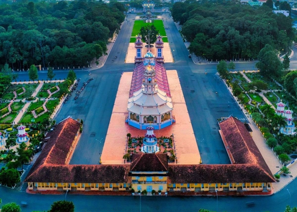 Khuôn viên Tòa Thánh Tây Ninh